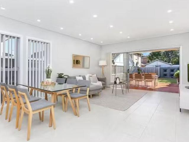 Deal! 60 Banksia Street, Botany House for rent Listed by Isab.