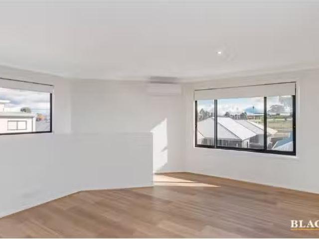 Charming 61B Pademelon Street, Throsby Apartment for rent Lis.