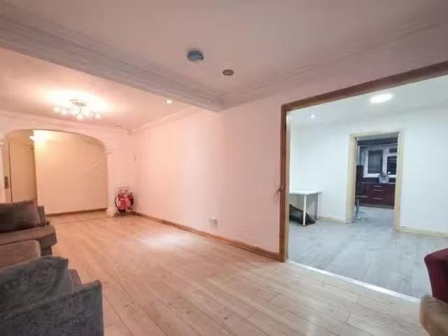 Cozy 6 BA 6 bedroom detached house for rent in Craythorne Aven.