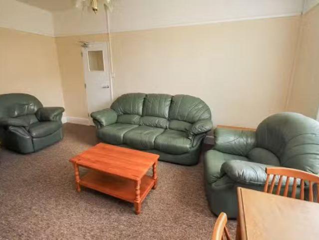 Cozy 6 bedroom semi detached house for rent in Talbot Road, Wi.
