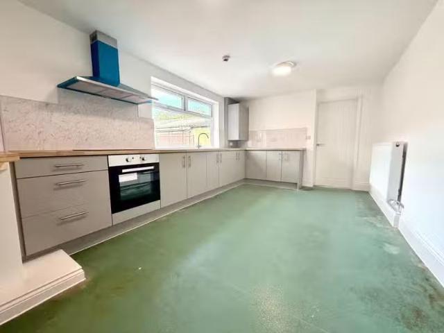 Charming 6 bedroom semi detached house for rent in The Green.
