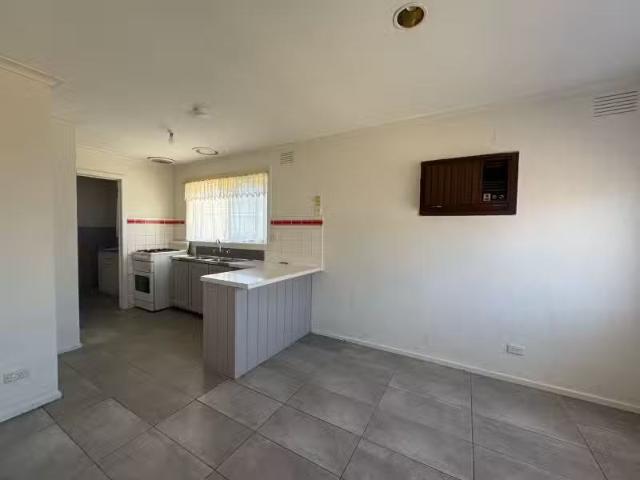 Charming 6 Kuala Close, St Albans VIC 3021