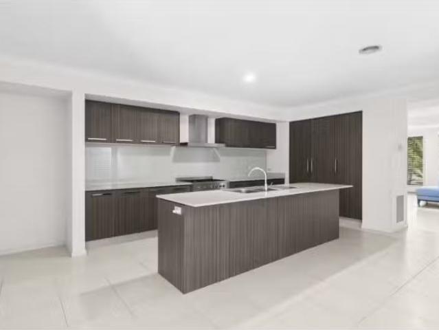 Cozy 6 Shorebreak Street, Torquay House for rent Listed by Sa.