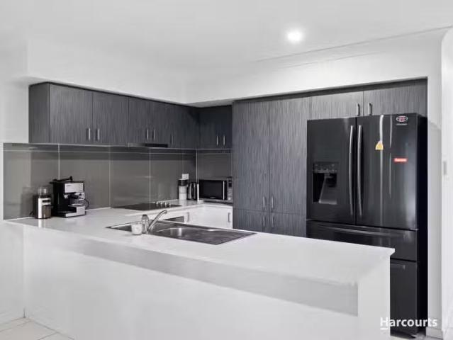 Unique 75 Slate Street, YARRABILBA, QLD 4207 House for Rent