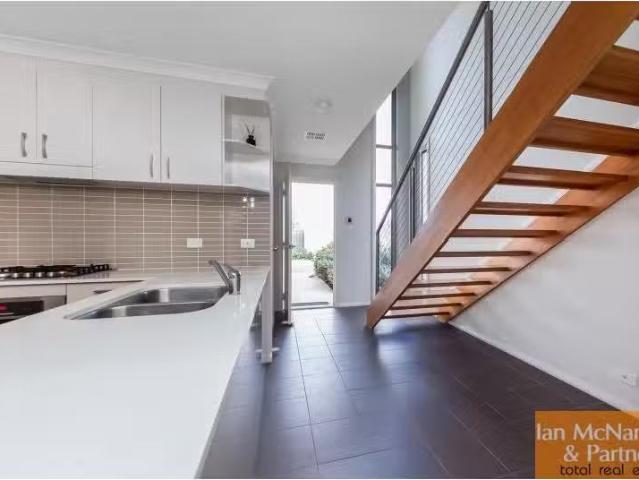 Charming 7/1 Thurralilly Street, Queanbeyan Townhouse for rent.