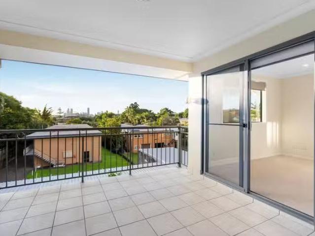 Just in! 7/34 Douglas Street, GREENSLOPES, QLD 4120 Unit for.