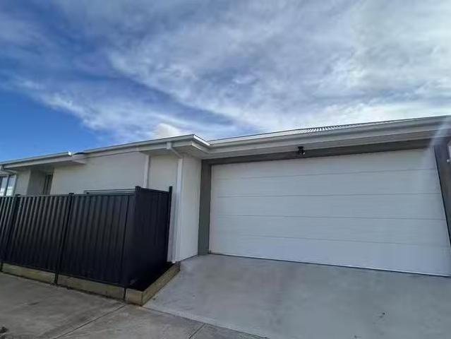 Nice 7 Distaff Way, Rockbank, VIC 3335