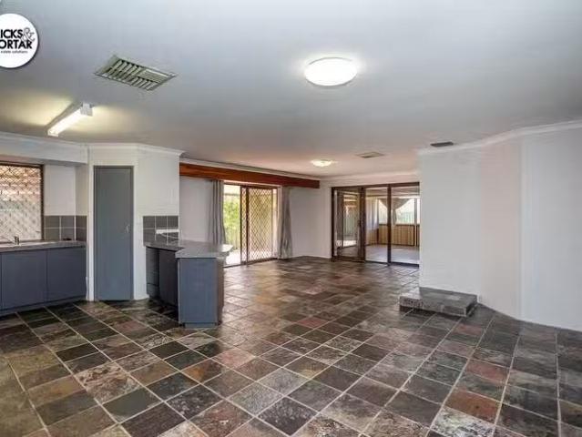 Charming 7 Magpie Place, Brookdale, WA 6112