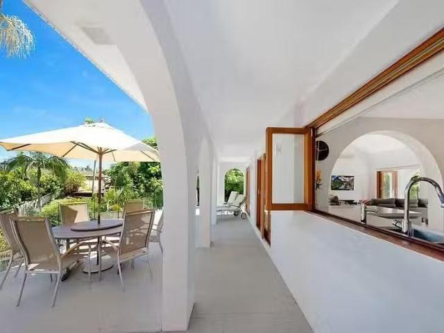Charming 7 Pacific Boulevard, Broadbeach Waters, QLD 4218