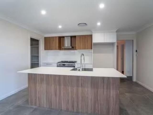 Cheap 7 Parklands Way, Orange, NSW 2800