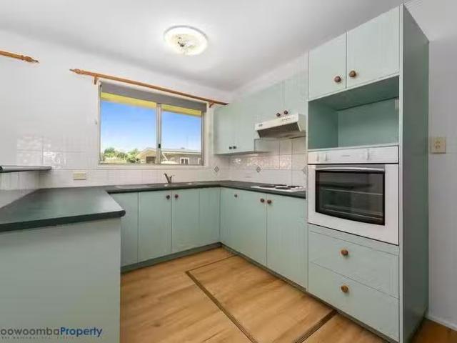 For Rent! 7 Whitefriars Street, Rockville, QLD 4350