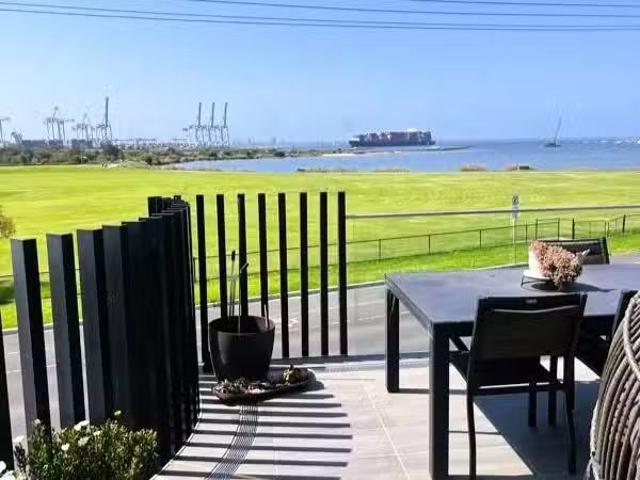 Cozy 84A The Strand, Newport VIC 3015