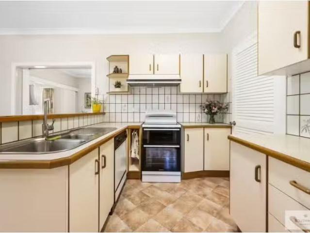 New 86 Bourke Street, East Tamworth House for rent Listed by.
