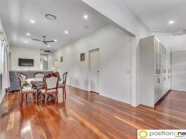 Cozy 8/12 Shakespeare Street, Coorparoo, QLD 4151