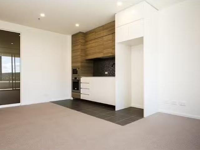 Nice 81/45 West Row, City Apartment for rent Listed by Leasin.