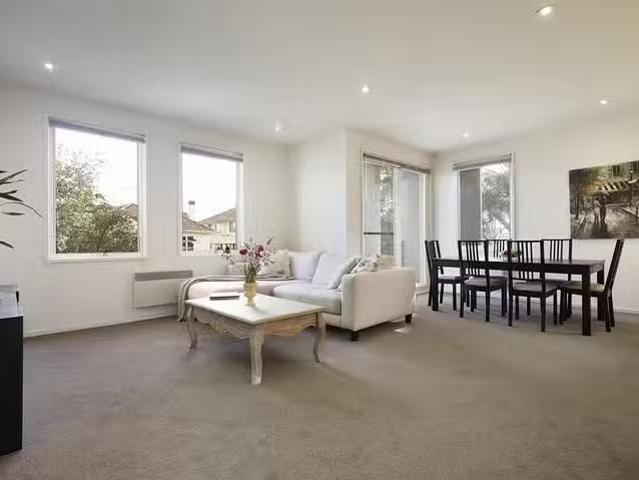 Deal! 8/2A The Avenue, Windsor, VIC 3181