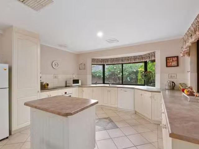 Unique 8 Chatsworth Court, Hallett Cove, SA 5158