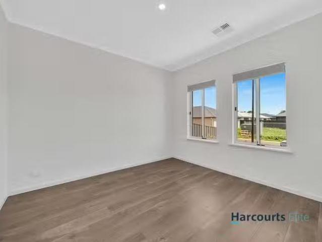 Unique 8 Grevillia Drive, Para Hills West, SA 5096