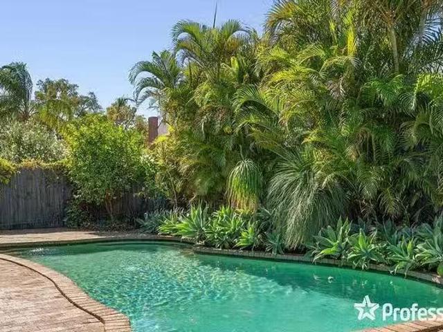 Cozy 8 Hatfield Way, Booragoon, WA 6154