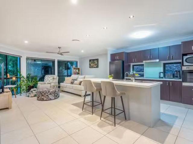 For Rent! 8 Minyon Court, PACIFIC PINES, QLD 4211 House for.