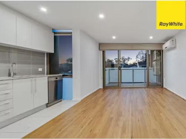 New 9/41 Hampton Circuit, YARRALUMLA Apartment for rent Liste.