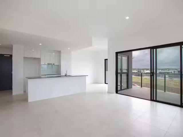 Cozy 9/63 Marina Quays Boulevard, Hope Island, QLD 4212
