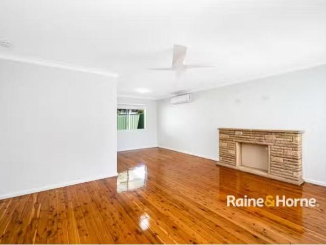 Nice 9 Shepard Street, UMINA BEACH House for rent Listed by A.