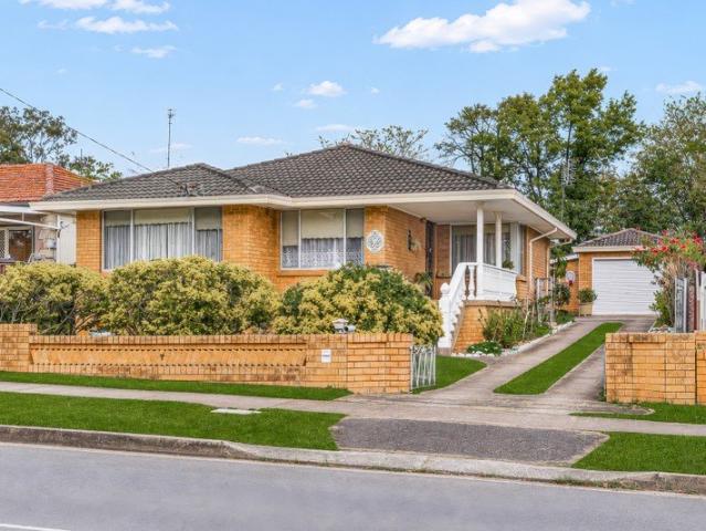 JUST LISTED | 800 METRES TO THE METRO| ZONED R4