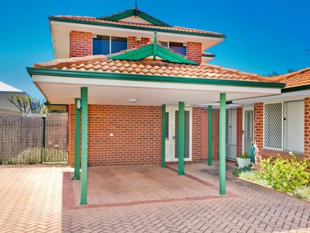 THREE BEDROOM TOWNHOUSE WITH PATIO!