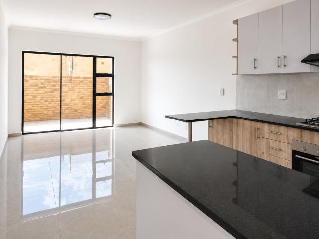 JUST LISTED, GROUND FLOOR PET FRIENDLY APARTMENT