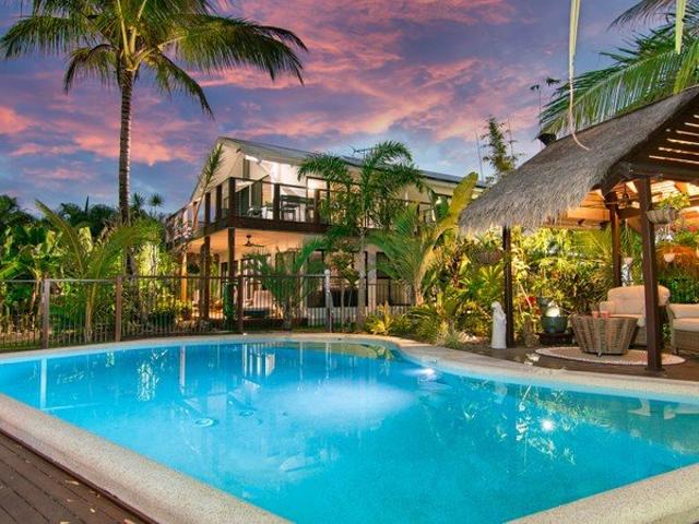 Just Renovated, Beachfront, 2000m2, Home + 2 Studios with Resort Pool !