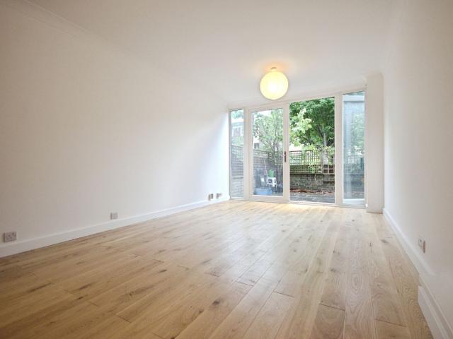 Justin Close, Brentford TW8, 2 bed flat to rent, £2,450 pcm | PrimeLocation