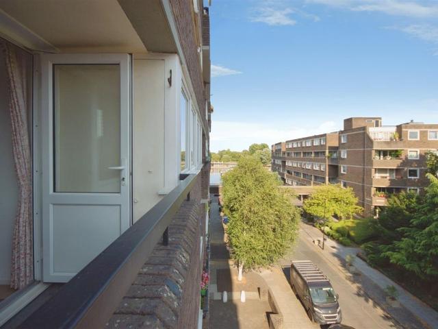 Justin Close, Brentford TW8, 2 bed flat to rent, £2,100 pcm | PrimeLocation