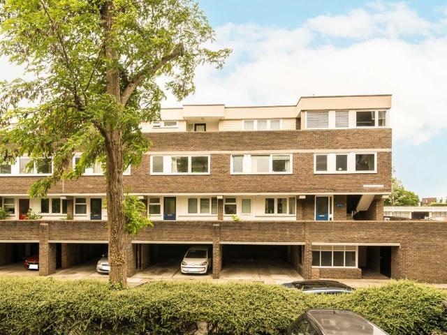 Justin Close, Brentford TW8 2 bed flat to rent £2,100 pcm £485 pw