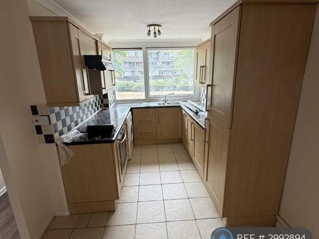 Justin Close, Brentford, TW8 3 bed flat to rent £2,450 pcm £565 pw