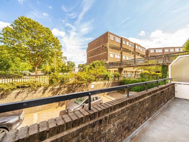 Justin Close, Brentford TW8, 3 bed flat to rent, £2,350 pcm | PrimeLocation