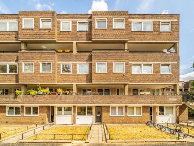 Justin Close, Brentford TW8 3 bed flat to rent £2,350 pcm £542 pw