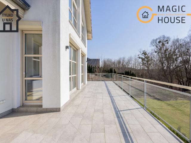 Nowoczesny dom 320 m² z garażem i solarami