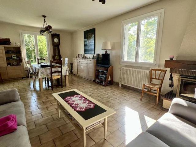 La fraîcheur d'un espace boisé, autour de cette maison offrant 200 m² de potentiel habitable grâce à un projet d'aménagement conçu par un architecte