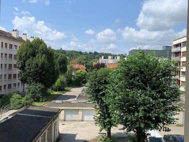 Juvisy sur orge F2 40m2 loyer 899 euros, ce tte ville, proche gare, vue dur espace arboré