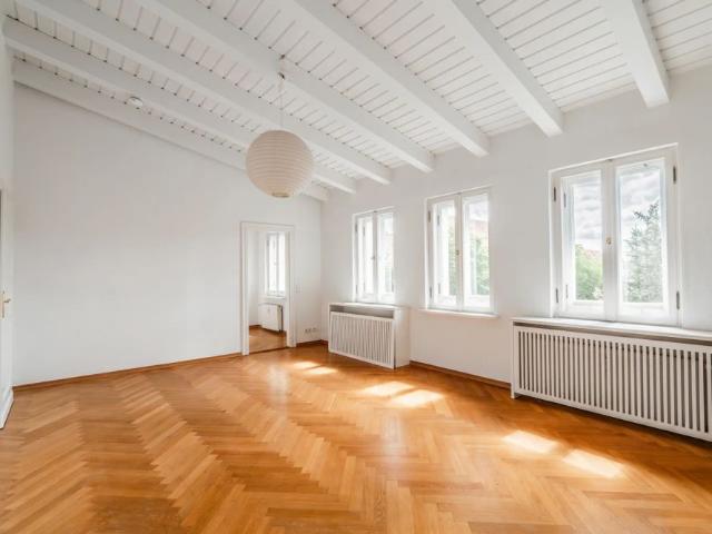 Juwel am See: Stilvolles Villen Dachgeschoss mit privater Sauna und Panoramablick