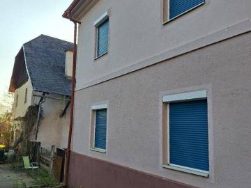 K3 GROSSES WOHNHAUS UND NEBENGEBÄUDE. Historischer Altbau. Grund 2,4 ha. Alleinlage. Renovierungsbedarf