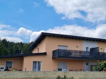 K3 präsentiert 3 Zimmerwohnung mit großer Sonnenterrasse und zwei Parkplätzen in absoluter Ruhelage