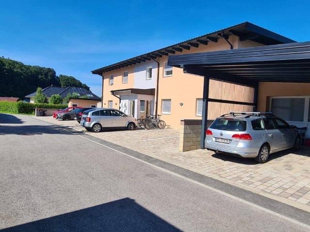K3 präsentiert 3 Zimmerwohnung mit großer Sonnenterrasse und zwei Parkplätzen in absoluter Ruhelage