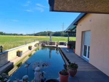 K3 präsentiert Wohnung mit Pool, Teich, Einliegerwohnung und Doppelcarport in absoluter Ruhelage