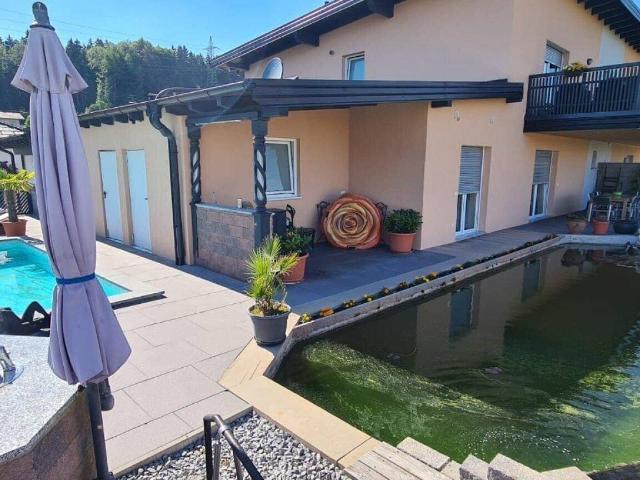 K3 präsentiert Wohnung mit Pool, Teich, Einliegerwohnung und Doppelcarport in absoluter Ruhelage