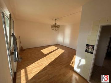 K3 Gelegenheit: 2 ZIMMER WOHNUNG MIT POTENTIAL.Große Loggia. Ideal auch für eine Vermietung. Sehr gute Lage