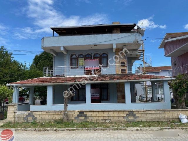 Kınalı'da Sahile Yakın 320 M2 Arsa İçinde Köşe Müstakil Villa.