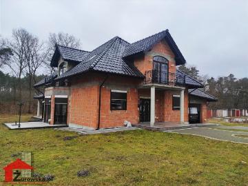Nowoczesny dom 274 m2 z garażem, tarasami i wysokiej jakości wykończeniem
