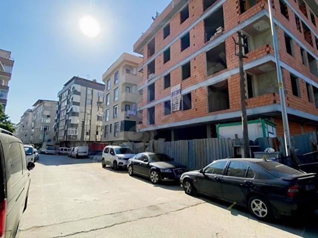 K.ÇEKMECE CENNET MAH'DE KAPALI OTOPARKLI ARAKAT 83 M2 DAİRE